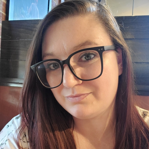 ๐Meet your Posher, Yalanda๐ - Picture 2 of 2